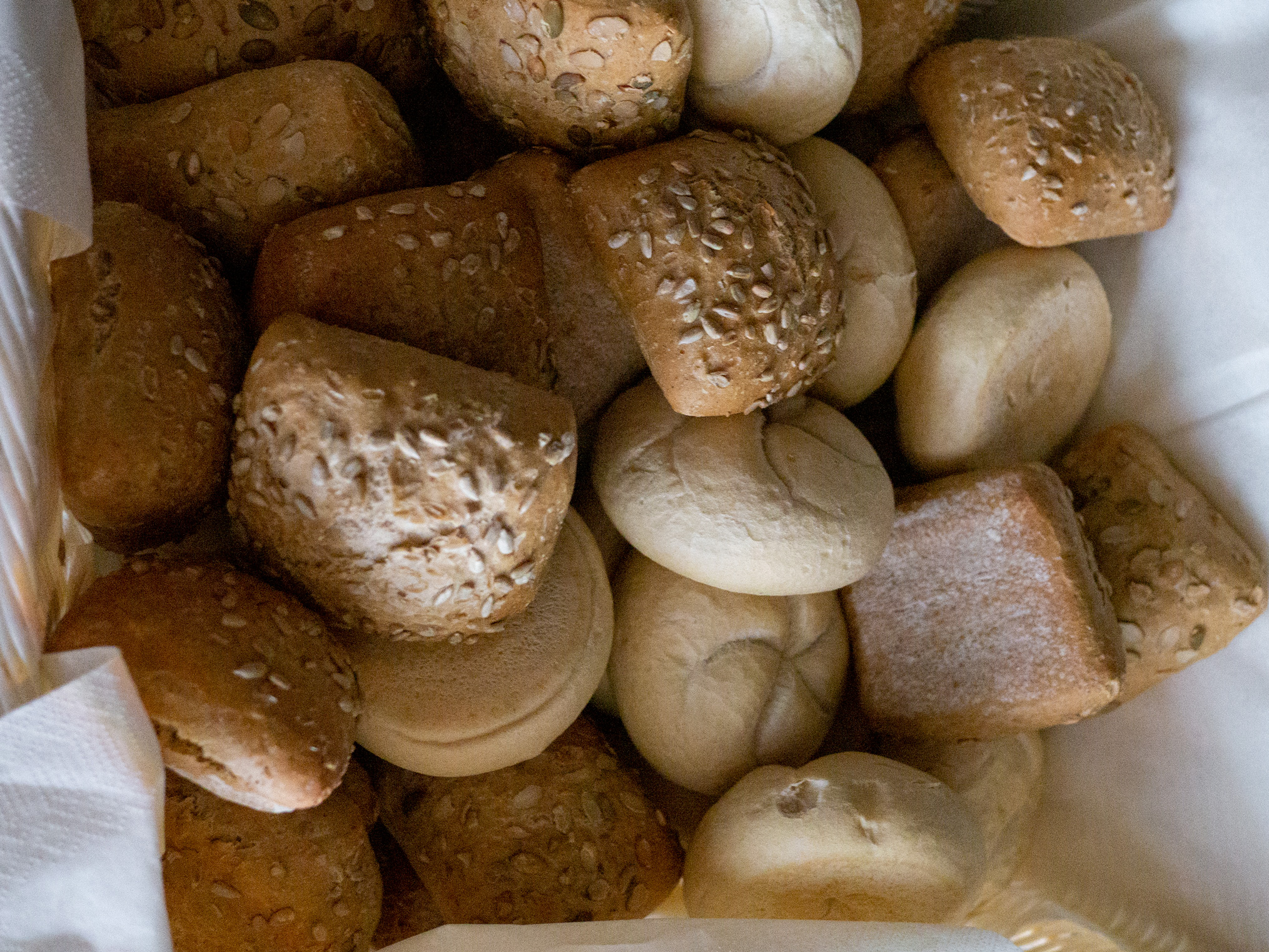 Brötchenauswahl am Frühstücksbuffet der Spanferkelei