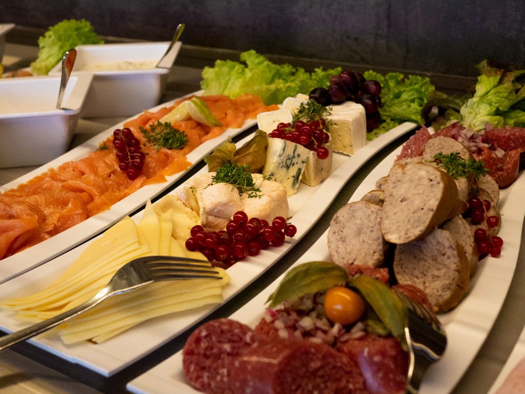 Lachs, Käse und Aufschnitt am Buffet in der Spanferkelei Hamburg